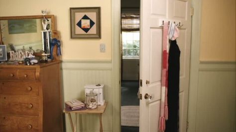 door and dresser in Emily's room 90s Teen Bedroom, Pretty Little Liars Emily, 90s Room, Emily Fields, Aesthetic Bedroom Ideas, Pretty Litle Liars, Youth Room, Bedroom Inspiration, Room Ideas Bedroom