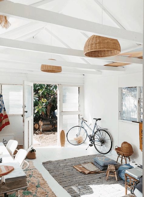 California Surf Shack, Beach Shack Interior, Beach Theme Backyard, Decoration Surf, Style Californien, Beach Cottage Design, Surf House Decor, Beach Home Interiors, Tropical Homes