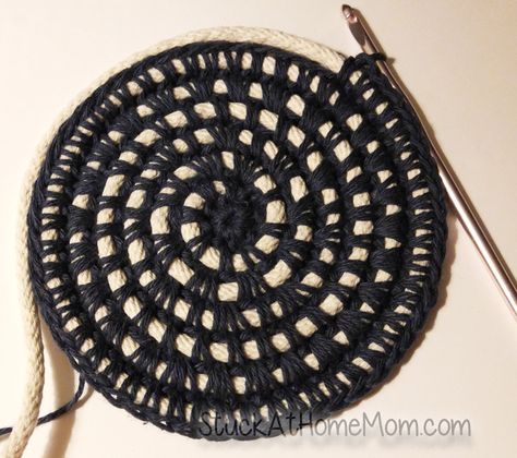 Coil Rope Basket Diy, Crochet Rope Basket Pattern Free, Diy Jute Basket, Diy Crochet Rope Basket, Coiled Rope Basket Diy, Tshirt Yarn Basket, Crochet Rope Basket, Rope Basket Tutorial, Diy Crochet Basket