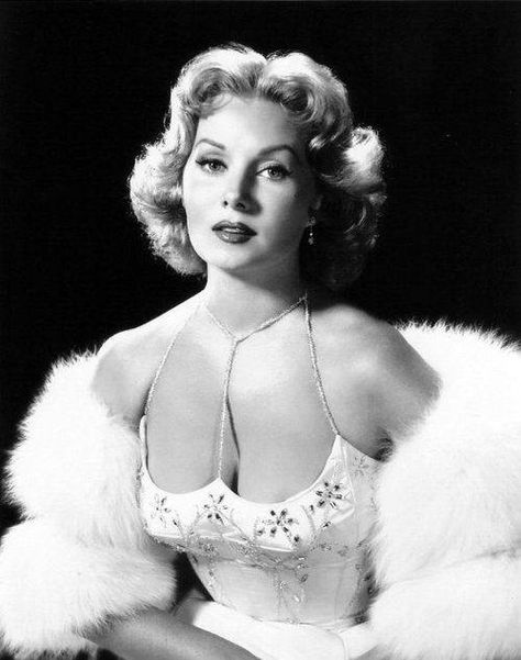 Rhonda Fleming (born Marilyn Louis, August 10, 1923) is an American film and television actress. She acted in more than forty films, mostly in the 1940's and 1950's, and became renowned as one of the most glamorous actresses of her day. She was nicknamed the "Queen of Technicolor" because her fair complexion and flaming red hair photographed exceptionally well in Technicolor. Hollywood Aktrisleri, Klasik Hollywood, Rhonda Fleming, Stars D'hollywood, Hollywood Vintage, Glamour Vintage, Classic Movie Stars, Classic Actresses, Hollywood Icons