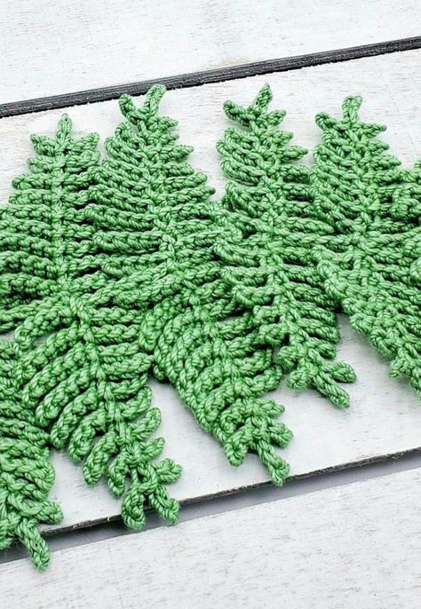 Crochet Fern Plant Free Pattern, Crochet Herbs Pattern, Crochet Foliage Free Pattern, Crochet Palm Leaf, Crochet Fern Leaf Free Pattern, Crochet Greenery, Crochet Fern Leaf, Crochet With Thread, Crochet Fern