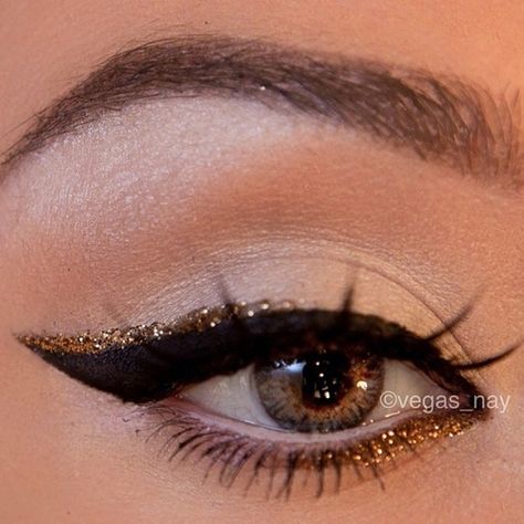 thick black cat eye/winged eye liner with a touch of gold sparkle eye liner on top and bottom. do not like the mascara on the top lashes though.... New Years make up !!! Extreme Make-up, Nye Makeup, Gold Eyeliner, Gold Liner, Gold Liquid, Makijaż Smokey Eye, Black Liner, White Pencil, Liquid Liner