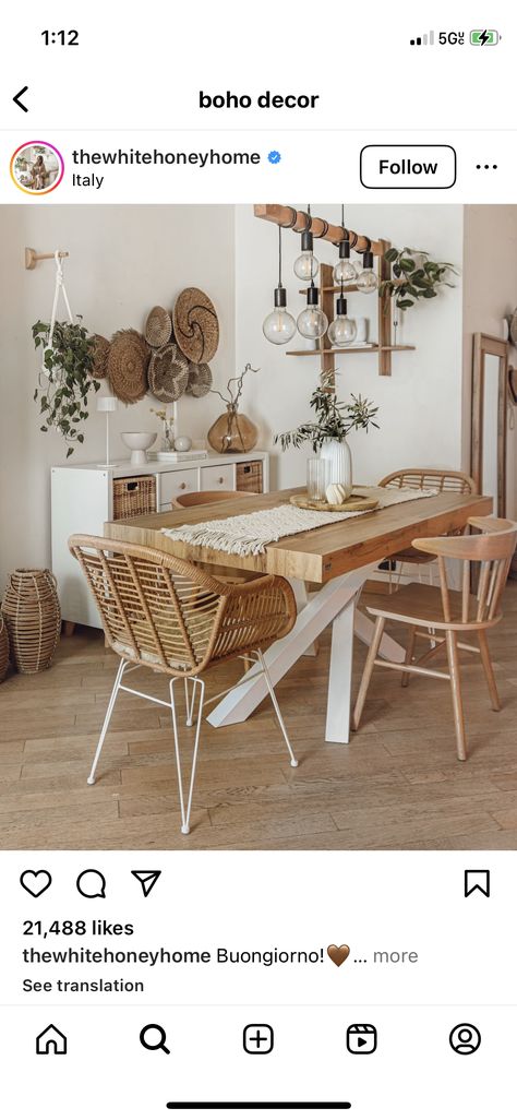 Wood table and some kind woven chairs for dinning Boho Apartment Dining Room, Farmhouse Boho Kitchen, Boho Kitchen Table, Boho Dining Table, Woven Chairs, Boho Table Decor, Boho Apartments, Apartment Dining Room, Woven Chair