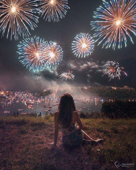 The girl and the fireworks by SirDiegoSama - What A Night Photo Contest #GreatPhotos #BeatifulPhotos Elba, Fireworks Wallpaper, Fireworks Photo, Fireworks Photography, Girly Wall Art, Night Photos, Time Photo, Photo Contest, Aesthetic Photo