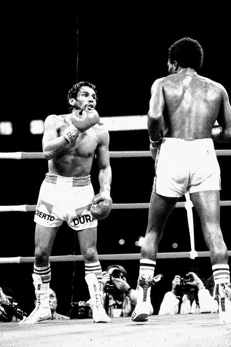 The Hands of Stone touching the Head of Stone. Roberto Duran was the LaMotta of the other Sugar Ray. His Achievments are even more impressive since it is to be considered thar the Panamian was a natural lightweight. His asthonishing power was enough to ease his way up to the middleweight devision, where he finally met Marvelous Marvin Hagler, who would only be defeated by the Hands of Sugar Ray Leonard in an unprecedented upset. Jiu Jitsu, Roberto Duran, Sugar Ray Leonard, Hands Of Stone, Boxing Legends, Ray Leonard, Marvelous Marvin Hagler, Roberto Durán, Boxing Images