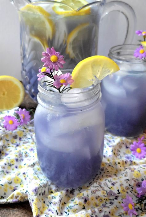 Throw a Taylor Swift Themed Party Sparkling Lavender Lemonade, Drink Recipes Easy, Lemonade Lavender, Drinks Homemade, Lavender Drink, Summer Drinks Nonalcoholic, Easy Lemonade Recipe, Lavender Cocktail, Flavored Lemonade