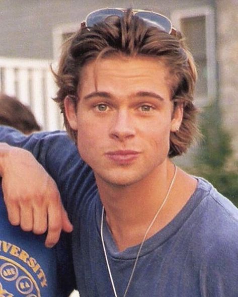 #90s #BradPitt Bradd Pitt, براد بيت, Brad Pitt Style, Brad Pitt Hair, 90s Hairstyles Men, Brad Pitt Young, Bred Pit, Celebrity Wedding Dresses, Hair Guide