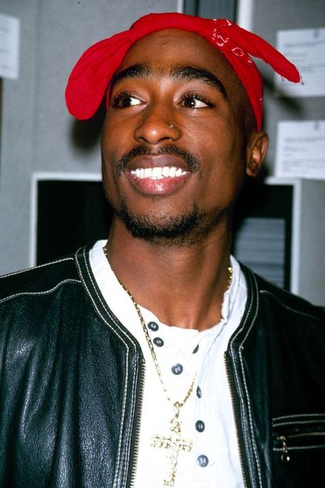 Clothing, Nose, Lip, Cheek, Mouth, Chin, Forehead, Eyebrow, Textile, Jacket, Nwa 90s Wallpaper, Nwa 90s, 90s Outfit Party Hip Hop, 90s Rappers Aesthetic, Tupac Photos, Images Terrifiantes, Tupac Makaveli, 90s Rappers, Tupac Wallpaper