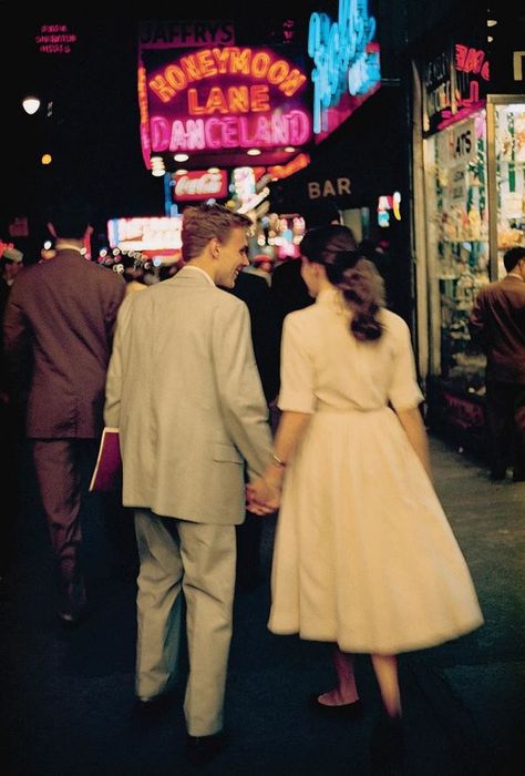 Young Couple On A Date In New York City (1957) Couples Vintage, 50s Aesthetic, Andre Kertesz, Couple Walking, Couples Walking, Stil Vintage, Fotografi Vintage, Vintage Couples, Grunge Look