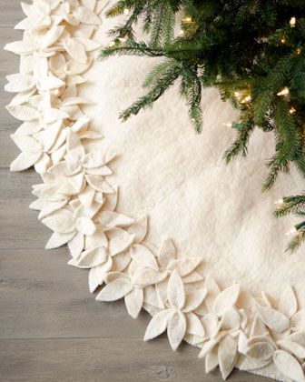 Crafting, diy projects and decorating Primitive Christmas, Poinsettia Tree, Diy Deco Noel, Black Christmas, Noel Christmas, Tree Skirt, Holiday Inspiration, Modern Christmas, Christmas Joy