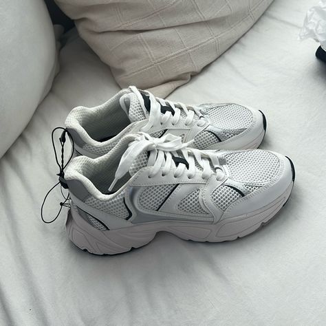 Brand New With Tags - H&M Chunky Sneaker - Size 36 Or Women’s 5 Or 5.5 - Silver, White And Black With Mesh Fabric! Grey Chunky Sneakers, Chunky Sneakers Outfit, Chunky White Sneakers, White Chunky Sneakers, Navy Blue Sneakers, Camo Shoes, Espadrille Sneakers, H&m Shoes, Metallic Sneakers