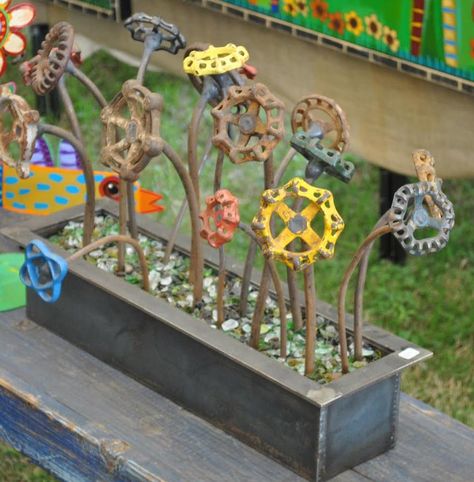 Faucet Handle Flowers - Water faucet handles turned into garden art flowers. Junk Art, Metal Yard Art, Kule Ting, Recycled Garden Art, Welding Art Projects, Recycled Garden, Outdoor Crafts, Garden Art Projects, Metal Garden Art