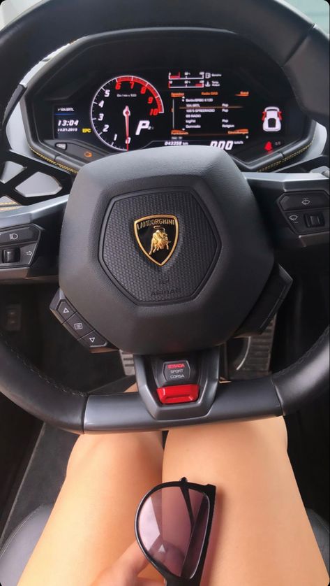 Lamborghini Aesthetic, Driving Lamborghini, Girl Driving, Classic Car Photoshoot, Diy Gift For Bff, Girls Driving, Beach At Night, Lux Cars, Girls Mirror