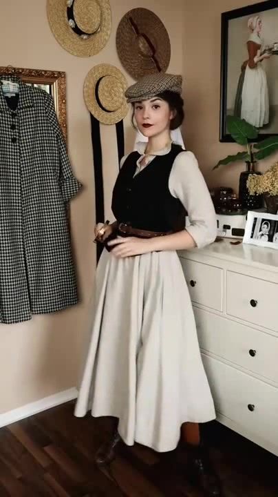 1940s Women Outfits, Ebola Holmes Inspired Outfits, Detective Women Outfit, Dark Academia Detective Outfits, Female Detective Costume, Female Newsies Outfit, Modern Victorian Aesthetic Outfit, Detective Clothing Woman, Sherlock Outfit Women