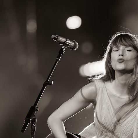 Taylor Swift Singing, Taylor Swift Fotos, Taylor Swift Cute, Star Academy, Estilo Taylor Swift, Florence Welch, Florence The Machines, Music Pics, Taylor Swift Funny