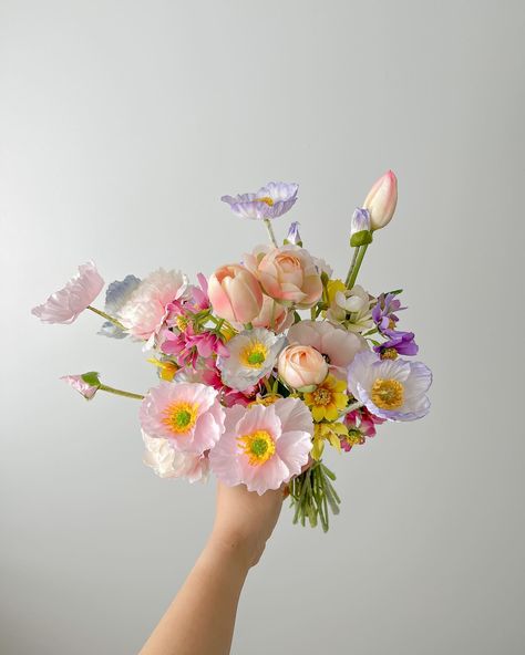 colourful poppy bouquet angles 📐 Poppy Wedding Bouquets, Poppy Flower Bouquet, Wedding Flowers Tulips, Colorful Wedding Bouquet, Poppy Bouquet, April Flowers, Artificial Flower Bouquet, Colorful Bouquet, Pink Wedding Flowers