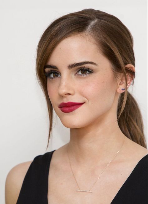 Emma Watson Makeup, Fenugreek For Hair, Emma Watson Hair, Blue Ombre Hair, Brunette Makeup, Pale Girl, Braut Make-up, Dark Brown Hair, Gorgeous Makeup