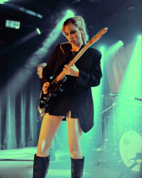Wolf Alice Band, Ellie Roswell, Rock Band Outfits, Girl Guitarist, Ellie Rowsell, Liz Phair, Daily Aesthetic, Band Au, Rockstar Girlfriend