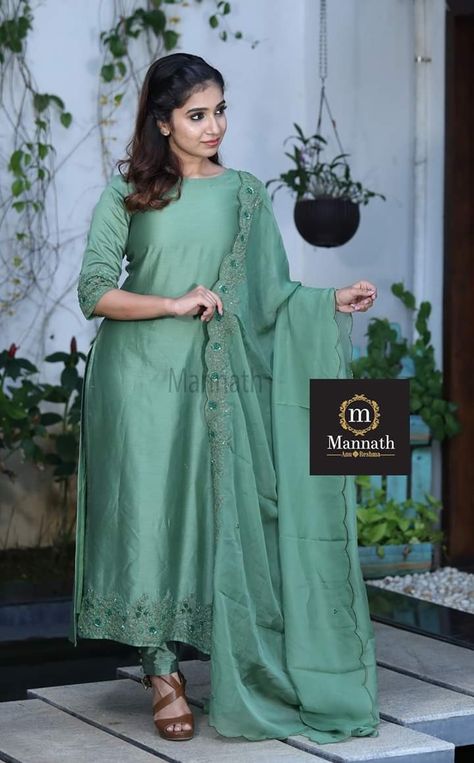 Flair Churidar Designs, Kurtha Designs, Kerala Saree Blouse Designs, Office Wear Dresses, Churidhar Designs, Chudidar Designs, Sms Language, Blue Color Combinations, Designer Anarkali Dresses