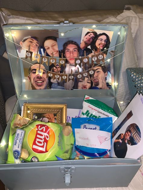 Made my boyfriend a treasure box for his 18th birthday with pictures and his favorite snacks ans some notes! Gift Ideas With Pictures For Boyfriend, For His Birthday, Boyfriends 18th Birthday Ideas Gift, 18th Birthday Box Ideas, 18birthday Gift Ideas, Birthday Presents For Boyfriend 18th, Boyfriend Gifts With Pictures, Memories Box For Boyfriend, Snack Box For Boyfriend