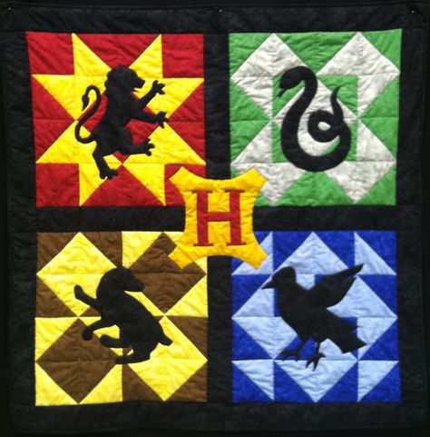 Hogwarts Quilt, Harry Potter Quilt, Stile Harry Potter, Harry Potter Fabric, Harry Potter Nursery, Festa Harry Potter, Theme Harry Potter, Harry Potter Baby, Harry Potter Room