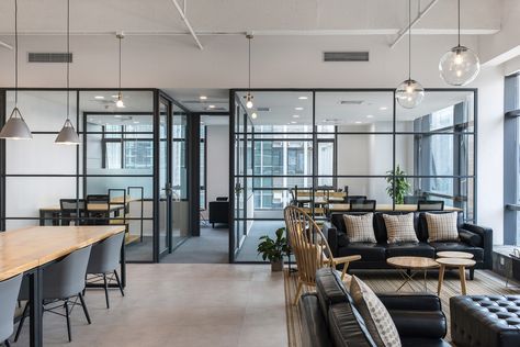 Modern Office Design Inspiration, Bureau Open Space, Open Concept Office, Photography Studio Spaces, Coworking Space Design, Interior Kantor, Industrial Office Design, Open Space Office, Commercial And Office Architecture