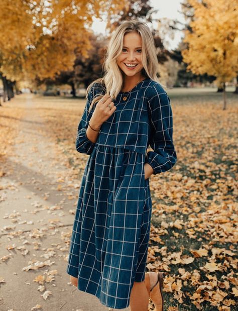 A charming plaid dress to wear when you want to look like a Disney princess in disguise (looking at YOU, Ariel). 35 Comfy AF Dresses You Won't Want To Take Off Church Outfits, Sukienki Maksi, Hooded Sweatshirt Dress, Kleidung Diy, Trendy Swimwear, Comfy Dresses, Outfit Trends, Casual Winter, Trend Fashion