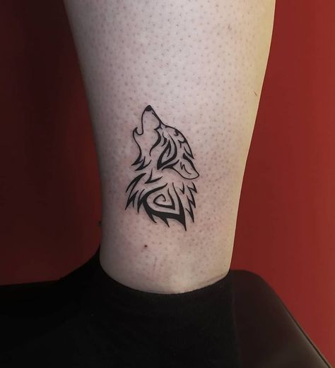 Cool Wolf Tattoos For Guys, His And Her Wolf Tattoos, Wolf Tattoo Ideas For Women Small, Tattoo For Men On Arm Ideas, Small Wolf Tattoo For Women Simple, Wolf Tattoo Aesthetic, Wolf Small Tattoo, Wolf Tattoo For Women Small, Small Wolf Tattoo Men