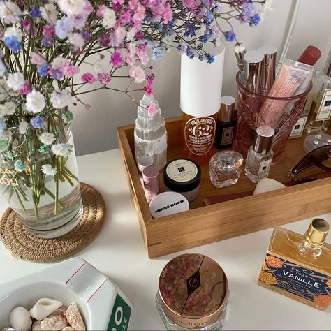 room desk inspiration perfume shells flowers aesthetic bedroom vanity makeup Drawer Decor Aesthetic, Vanity Desk Ideas Organizations, Self Care Desk, Aesthetic Dresser Setup, Perfume Aesthetic Organization, Things To Put On Vanity, Room Inspo Decoration, Makeup Tray Aesthetic, Aesthetic Vanity Decor