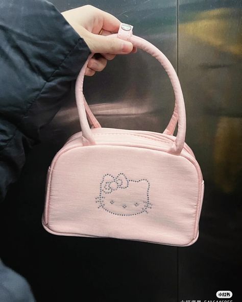 💗 Hello Kitty pink toast handbag 💗 LlNK lN BlO #hellokitty #hellokittyaddict #hellokittycore #bag Kawaii, Handbags, Hello Kitty, Toast, Pink, Hello Kitty Bag, Hello Kitty Pink, Kawaii Aesthetic, May 21