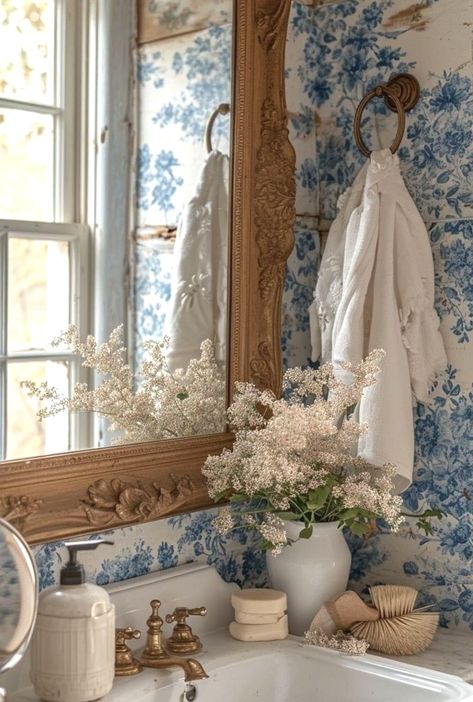 FB. French Country Cottage Decorating Community Cottagecore Small Bathroom, Italian Cottage Interior, French Bathroom Decor Vintage, Bathroom Cottagecore, French Country Cottage Decorating, Cottage Core Bathroom, Bathroom Modern Farmhouse, Modern Cottage Bathroom, Cottagecore Bathroom