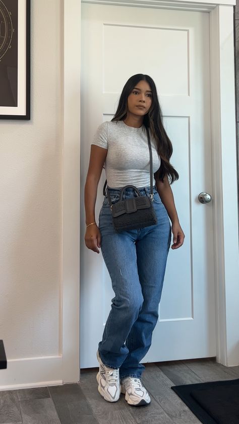 Cute Casual Outfits Baddie, Business Casual Nike Outfit, Modest Blue Jeans Outfit, White And Black Summer Outfit, New Balance Outfit With Jeans, Effortless Chic Summer Outfits, Casual Outfit Baddie, Everyday Street Style, Simple Outfit Women