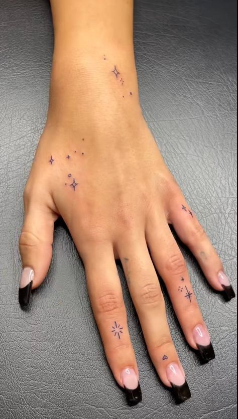 Tato Minimal, Tato Jari, 42 Tattoo, Tato Henna, Pretty Hand Tattoos, Hand And Finger Tattoos, Small Pretty Tattoos, Petite Tattoos, Muster Tattoos