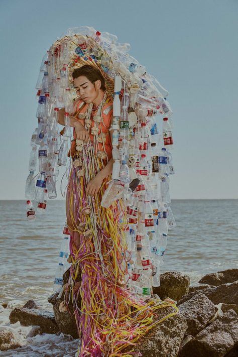 Trash Aesthetic Outfits, Wan Yunfeng, Trash Outfit, English Presentation, Trash Fashion, Ocean Pollution, Trash Art, Sustainable Art, Recycled Fashion