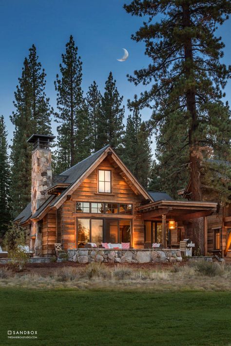 Log Cabin Homes, Casas Country, Mountain Home Exterior, Lodge House, Cabin Exterior, Home Inspo, Small Cabin, Mountain Homes, Cabins And Cottages