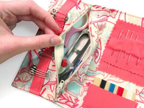 Couture, Tela, Sewing Kit Tutorial, Sewing Kits Diy, Sewing Kit Pattern, Travel Sewing Kit, Sewing Case, Travel Sewing, Sew Mama Sew