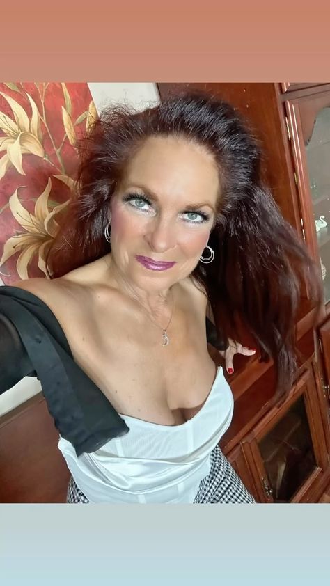 Miss K | Hope you are having a great evening!! 😉😘 #dinnerdate #pantyhose #nylons #tights #selfie | Instagram Funny Cats, Panty Hose Outfits, Miss K, Flickr Com, Beautiful Women Over 50, Hottie Women, Ageless Style, Older Women, Gorgeous Women