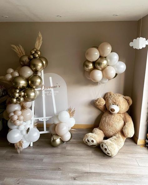 Teddy Bear Balloon Arch, Gold And White Baby Shower Ideas, Baby Shower Brown Theme, White And Gold Baby Shower Ideas, Beige Baby Shower Ideas, Simple Baby Shower Backdrop, Baby Shower Set Up Ideas Layout, Bear Balloon Arch, Neutral Baby Shower Backdrop