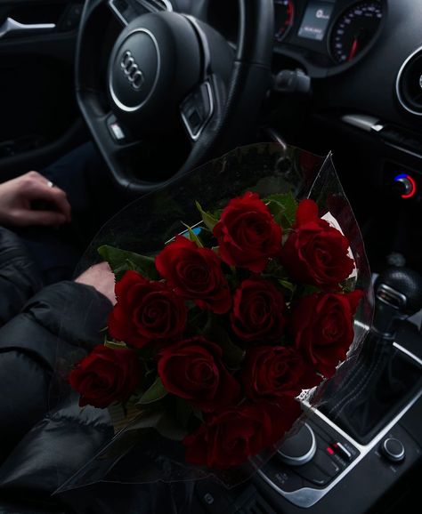 My boyfriend bought me theselovered rosesaudivalentine's dayflowers Natural Flower Centerpieces, Valentino Aesthetic, Rose Bouquet Valentines, Roses For Her, Valentine's Day Flowers, Love Rose Flower, Luxury Flower Bouquets, Giving Flowers, Dark Red Roses