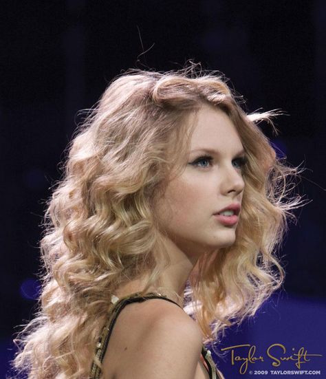 Blonde Hair, Taylor Swift, Swift, Hair, Long Hair, Speak Now, A Woman, Black Dress, Blonde