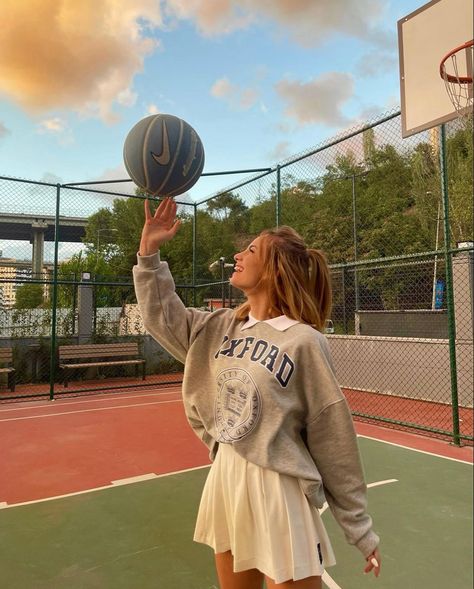 Cool Basketball Wallpapers, Basketball Moves, Ball Aesthetic, Bola Basket, Basketball Photography, Sports Aesthetic, Poses Photo, Tennis Fashion, Foto Poses