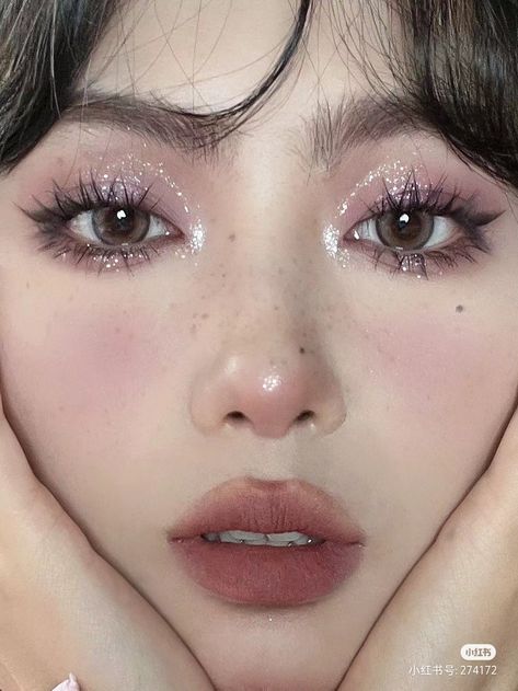 Light Glittery Eye Makeup, Doll Blush Makeup, Eyeshadow Looks For White Outfit, Eyeliner For Pale Skin, Large Eye Makeup, Douyin Makeup Green Eyes, Purple Asian Makeup, Txt Concert Makeup, Makeup With Hooded Eyes