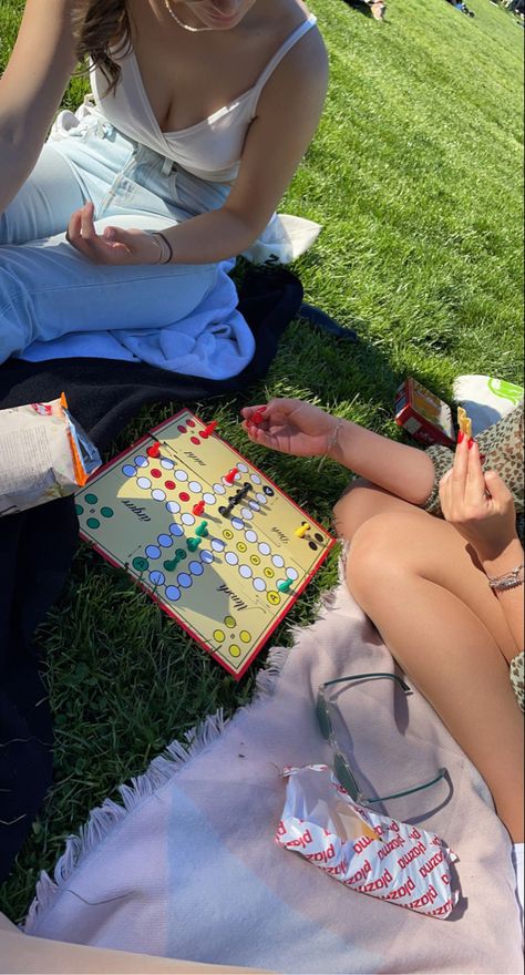 #park #friends #enjoy #games Pink Picnic, Park Date, Picnic Games, Birthday 2023, Park Games, Cute Date Ideas, Get Outside, Quality Time, Summer 2024