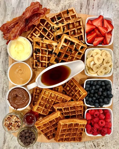 Sommer Mad, Fest Mad, Breakfast Platter, Breakfast Waffles, Party Food Platters, Charcuterie Recipes, Läcker Mat, Think Food, Deilig Mat