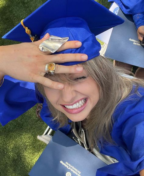 Grad Inspo Pics, Graduation Day Aesthetic, Graduation Photo Ideas College, Cool Graduation Pictures, Fun Graduation Pictures, Graduation Vibes, Graduation Pictures College, Graduation Aesthetic, Aesthetic Graduation