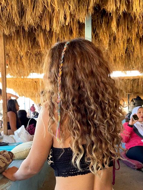 Balayage, Cute Hairstyles For Hawaii, Summer Aesthetic Curly Hair, Beach Half Up Half Down Hair, Fishtail Braid On Curly Hair, Beach Hair Inspiration, Beachy Hair Aesthetic, Beach Hair With Braids, Curly Beachy Hair