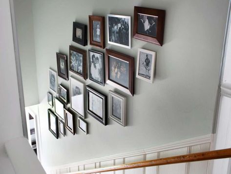 Disporre i quadri sulle scale (Foto 6/40) | Design Mag Photo Gallery Wall Layout, Picture Frame Layout, Stairway Photos, Stairway Gallery, Stairway Gallery Wall, Stairwell Ideas, Staircase Pictures, Frame Layout, Family Photo Wall