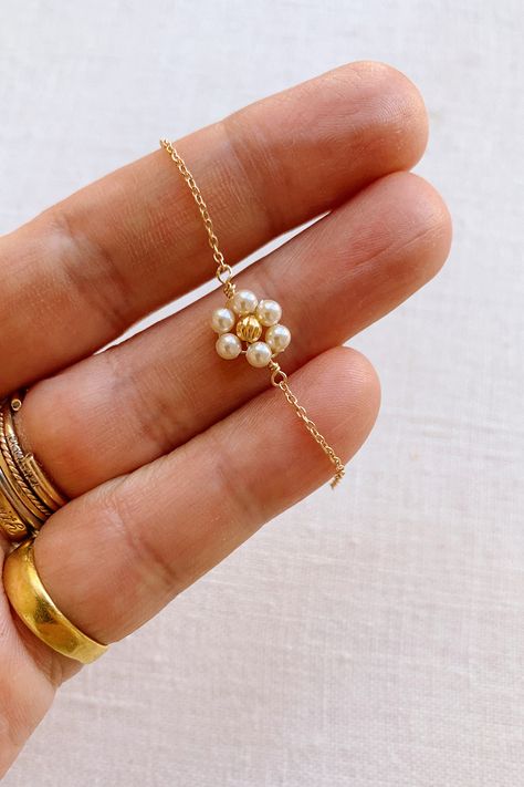 DIY Pearl Daisy Chain Necklace - Honestly WTF Diy Pearl Necklace, Kalung Manik-manik, Round Nose, Gelang Manik-manik, Pearls Diy, Pulseras Diy, Pola Gelang, Beaded Necklace Diy, Gelang Manik