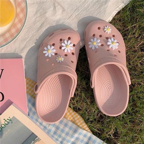 Coconut Girl Shoes, Soft Girl Shoes, Cute Crocs Shoes, Crocs Fashion, Pink Crocs, Matching Socks, Dr Shoes, Harajuku Style, Flower Shoes