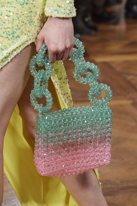 Fashion Week Fall 2023, Hand Beaded Bag, Бисер Twin, Sac Diy, Diy Bag Designs, Diy Bags Patterns, Bead Charms Diy, Crystal Bags, Pearl Bag